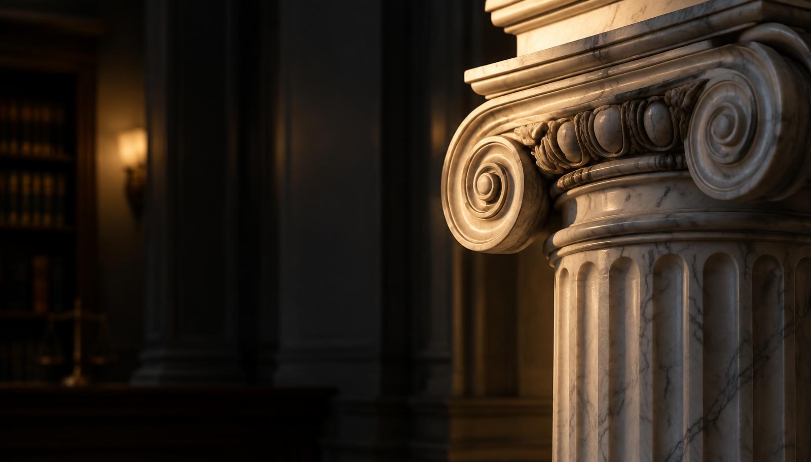 Klassische Marmorsäule in warmem Licht